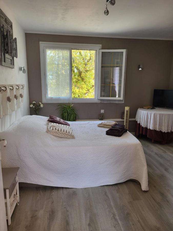 Chambre D'Hotes Le Chat Botte Espedaillac Bagian luar foto